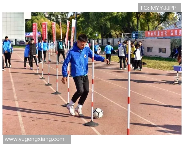 足球明星的技艺揭秘:他们如何在赛场上展现卓越的球技与团队合作 足球明星的技艺揭秘:他们如何在赛场上展现卓越的球技与团队合作